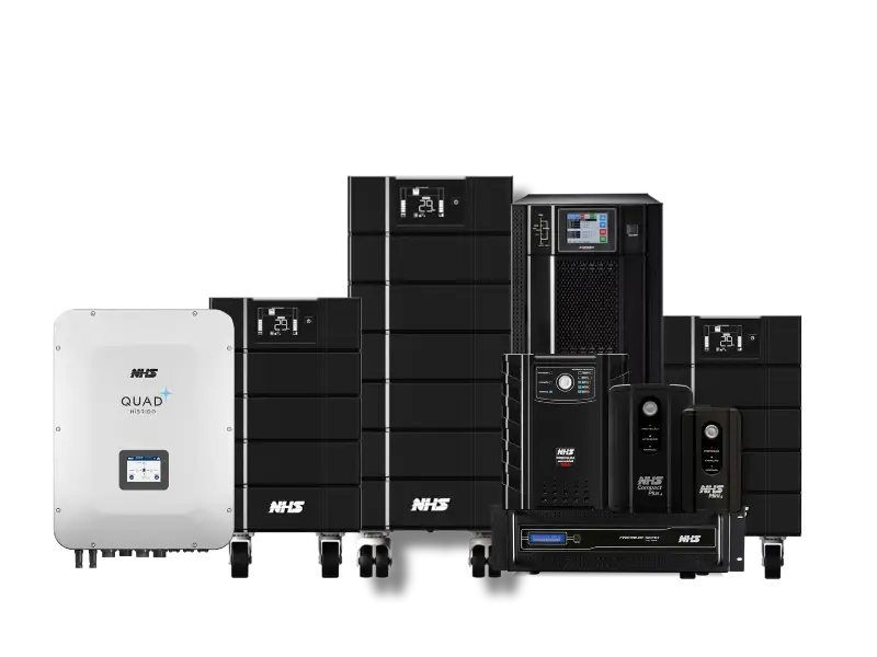 Catálogo de produtos NHS apresentando diferentes modelos de nobreaks senoidais e online corporativos, nobreaks compactos para residências ou escritórios, equipamento para rack e o inversor solar híbrido NHS QUAD em fundo branco